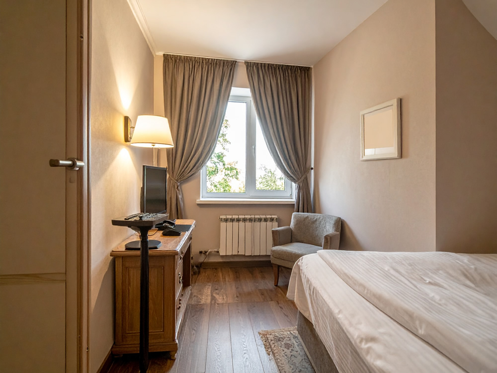 Helles Doppelzimmer mit großem Bett im Hotel Zum Hombachtal