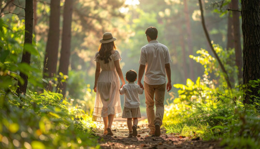Radweg und Spazierweg durch eine grüne Landschaft